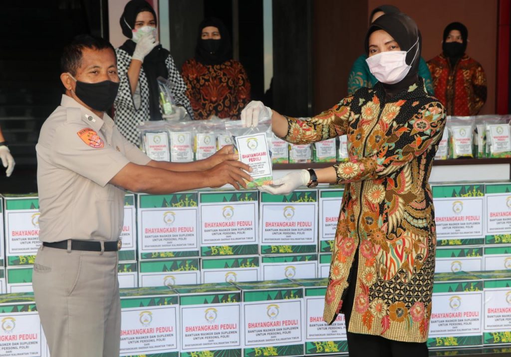 Bersatu Lawan Covid-19, Bhayangkari Kaltim Bagikan Masker dan Suplemen Untuk Polisi WhatsApp Image 2020 06 04 at 09.50.27