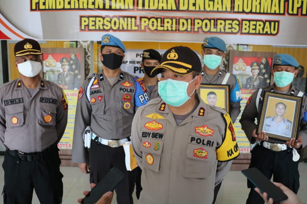 Pimpin Upacara PTDH, Kapolres Berau : Jangan Hal Ini Terulang Lagi WhatsApp Image 2020 06 05 at 12.06.10