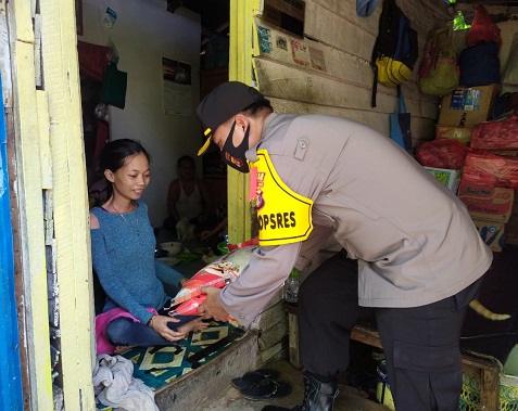 Peduli Dampak Covid-19, Wakapolres Bontang Berikan Bantuan Sembako Untuk Warga Kurang Mampu WhatsApp Image 2020 06 07 at 00.39.04 2
