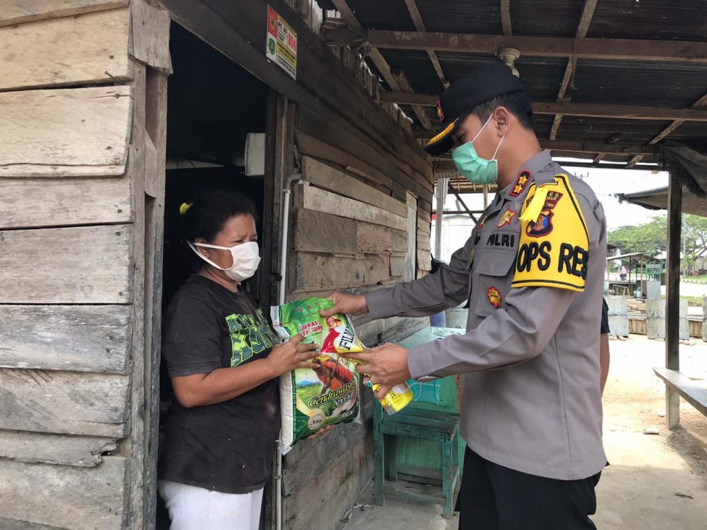 Ringankan Beban Warga, Kapolres Kutim Bagikan Paket Sembako Hingga ke Pelosok Kampung WhatsApp Image 2020 06 08 at 09.09.59