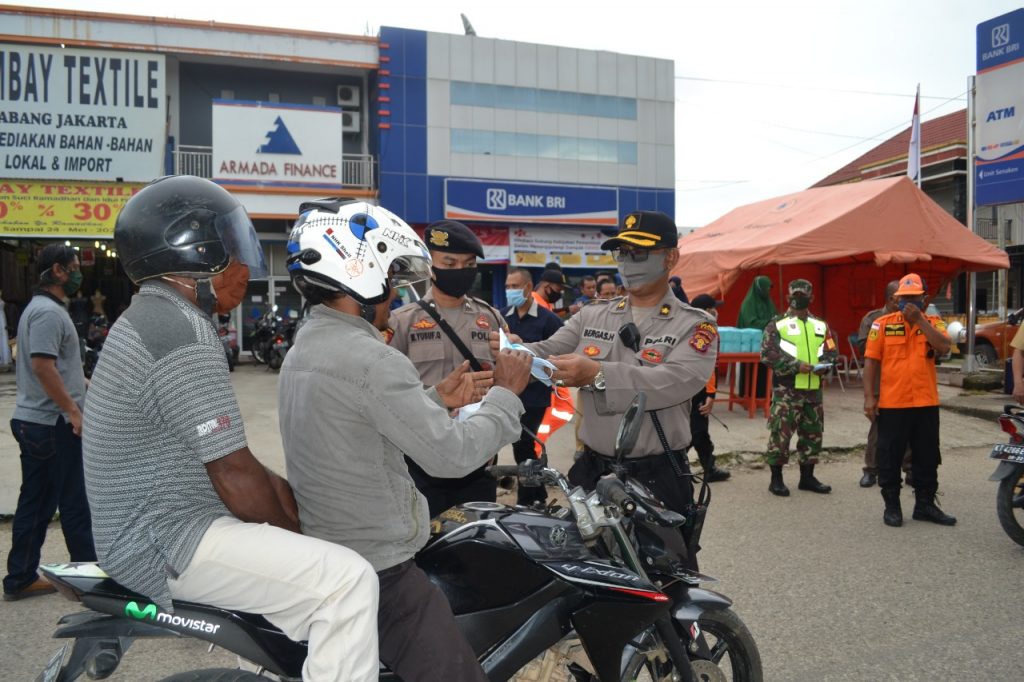 Minta Warga Patuhi Protokoler Kesehatan, Polres Paser Bagikan Masker Gratis Ke Masyarakat WhatsApp Image 2020 06 08 at 10.19.33