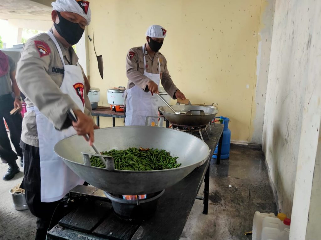 Tak Kenal Lelah, Sat Brimob Polda Kaltim Hasilkan 600 Bungkus Nasi Perhari Untuk Warga Yang Terdampak Covid-19 WhatsApp Image 2020 06 08 at 10.19.39
