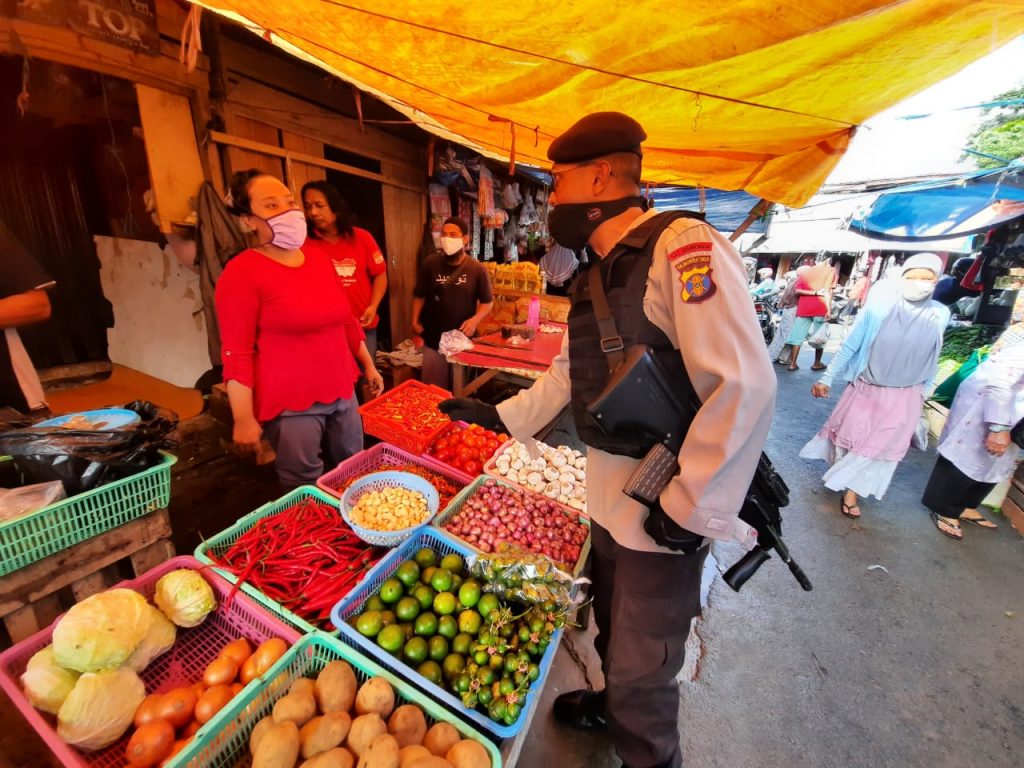 Patroli Dialogis, Personil Den Gegana Sat Brimob Kaltim Himbau Para Pedagang Tetap Patuhi Protokol Kesehatan WhatsApp Image 2020 06 08 at 10.20.38