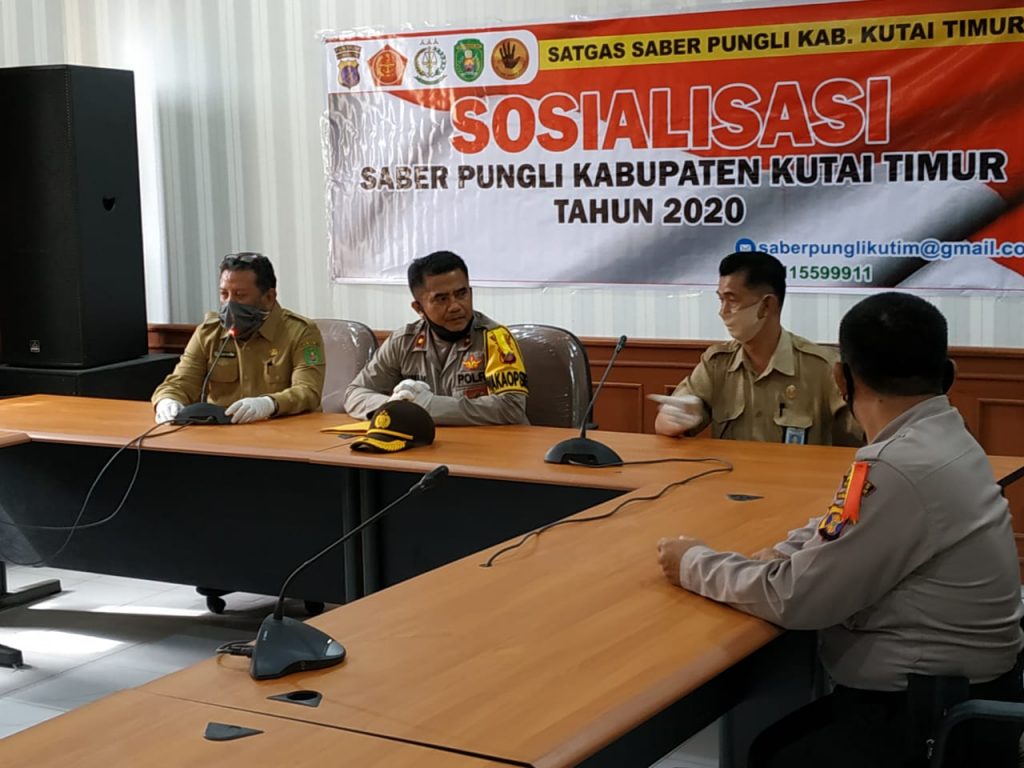 Wakapolres Kutim Sosialisasikan Saber Pungli di Kantor Disdukcapil Pemkab Kutim WhatsApp Image 2020 06 08 at 13.44.29