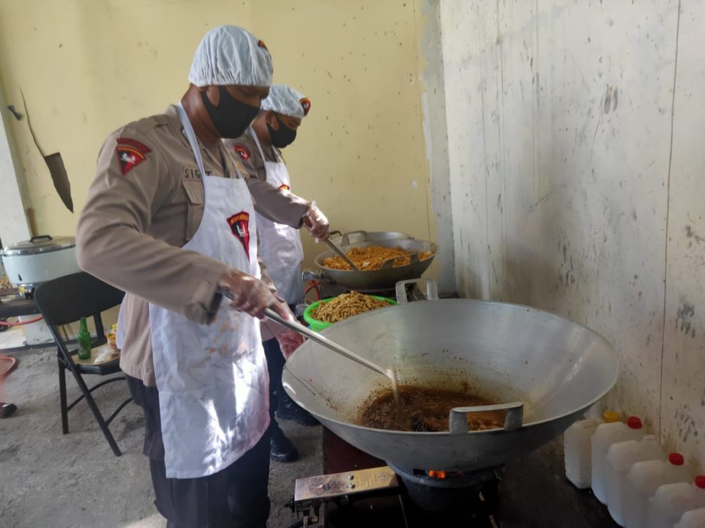 Dapur Umum Brimob Polda Kaltim Sediakan Ratusan Nasi Bungkus WhatsApp Image 2020 06 09 at 14.39.42 1