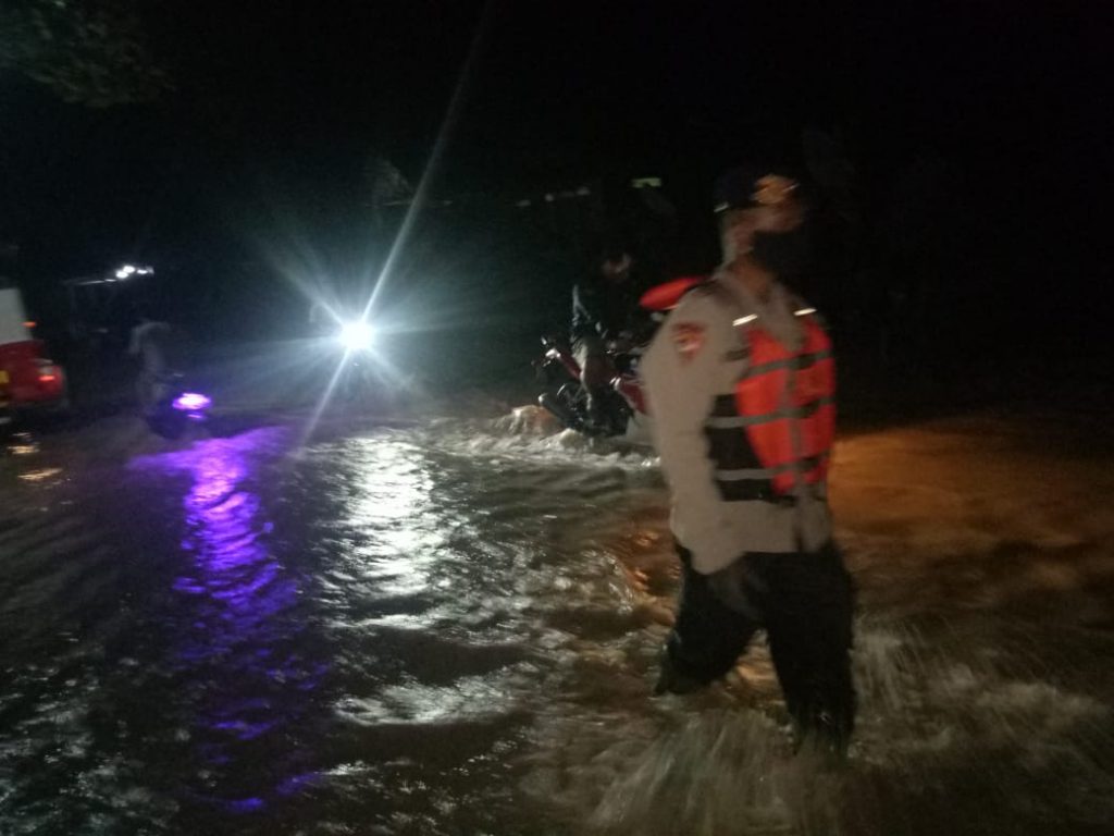 Hujan Deras Guyur Samarinda, Brimob Kaltim Patroli Daerah Banjir WhatsApp Image 2020 06 09 at 19.38.10 1