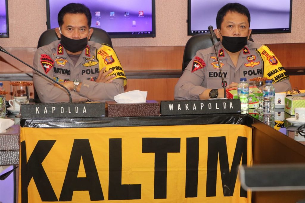 Bahas Perkembangan Covid-19 dan Kebijakan New Normal, Polda Kaltim Ikuti Vicon Koordinasi Dengan Forkopimda Kaltim WhatsApp Image 2020 06 10 at 10.18.34