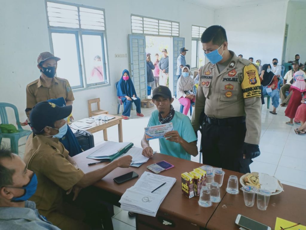 Polres Paser Kawal Penyaluran Dana BLT di Desa Riwang WhatsApp Image 2020 06 10 at 12.04.41