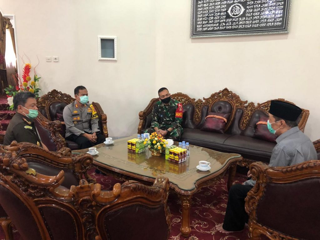 Bahas Persiapan Pengamanan Pilkada 2020, Kapolres Jalin Silahturahmi Dengan Forkopimda Kab. Paser WhatsApp Image 2020 06 17 at 14.03.42