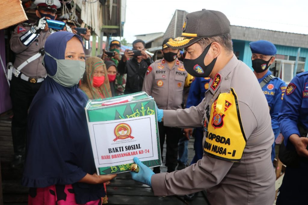 Sambut Hari Bhayangkara ke-74, Polda Kaltim Bhakti Sosial ke Kampung Pantai Lango Penajam WhatsApp Image 2020 06 18 at 09.39.48