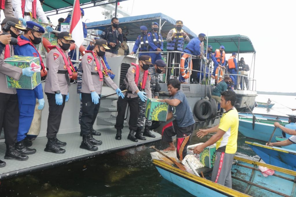 Sambut Hari Bhayangkara ke-74, Polda Kaltim Bhakti Sosial ke Kampung Pantai Lango Penajam 1 WhatsApp Image 2020 06 18 at 10.19.56