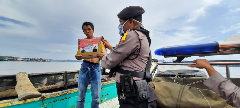 Indahnya Berbagi Jelang Hari Bhayangkara ke-74, Polresta Samarinda Berikan Bantuan Sembako WhatsApp Image 2020 06 19 at 19.01.02