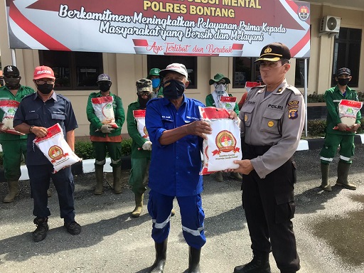 Jelang Hari Bhayangkara ke-74, Polres Bontang Bagikan Beras Kepada Petugas Kebersihan WhatsApp Image 2020 06 22 at 09.45.12