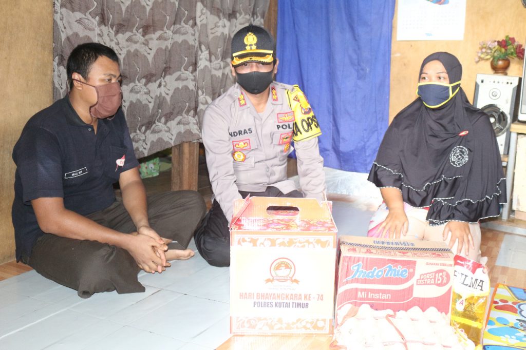 Peringati Hari Bhayangkara Ke – 74, Kapolres Kutim Berikan Bantuan Sembako Kepada Keluarga Penyandang Disabilitas WhatsApp Image 2020 06 22 at 10.20.21