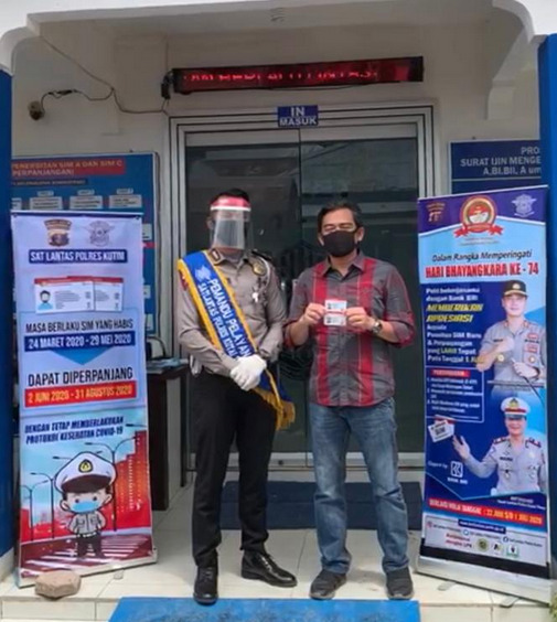 Peringati Hari Bhayangkara Ke – 74, Satlantas Polres Kutim Berikan SIM Gratis Kepada Warga Yang Lahir Tanggal 1 Juli WhatsApp Image 2020 06 22 at 10.53.59