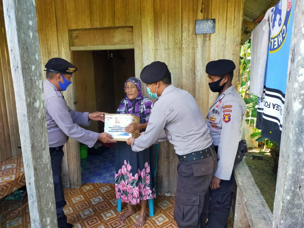 Polres Berau Bagikan 300 Paket Sembako Kepada Warga Kurang Mampu Jelang Hari Bhayangkara Ke-74 WhatsApp Image 2020 06 22 at 11.32.35