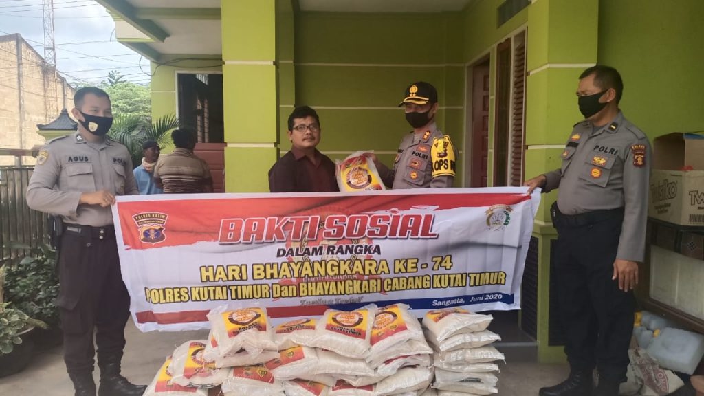 Peringati Hari Bhayangkara Ke-74, Kapolres Kutim Bagikan Beras Untuk Warga Kurang Mampu WhatsApp Image 2020 06 23 at 14.45.35