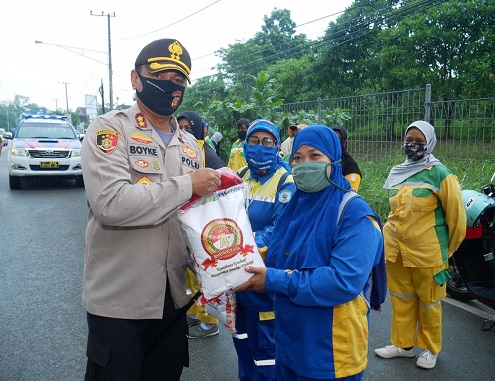 Jelang Hari Bhayangkara ke-74, Kapolres Bagikan Sembako Kepada Petugas DKPP Kota Bontang WhatsApp Image 2020 06 24 at 09.30.37