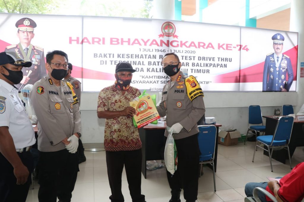 Peringati Hari Bhayangkara ke-74, Polda Kaltim Berikan Bantuan Sembako Kepada Supir Bus dan Angkot Balikpapan WhatsApp Image 2020 06 24 at 09.58.51 1