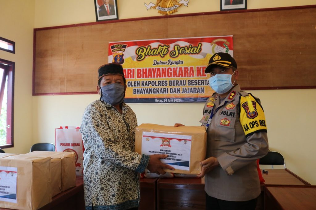 Sambut Hari Bhayangkara ke-74, Kapolres Berau Berikan Paket Sembako ke Warga Terdampak Covid-19 WhatsApp Image 2020 06 25 at 09.22.23