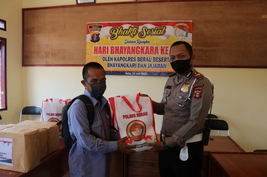 Sambut Hari Bhayangkara ke-74, Kapolres Berau Berikan Paket Sembako ke Warga Terdampak Covid-19 1 WhatsApp Image 2020 06 25 at 09.22.24