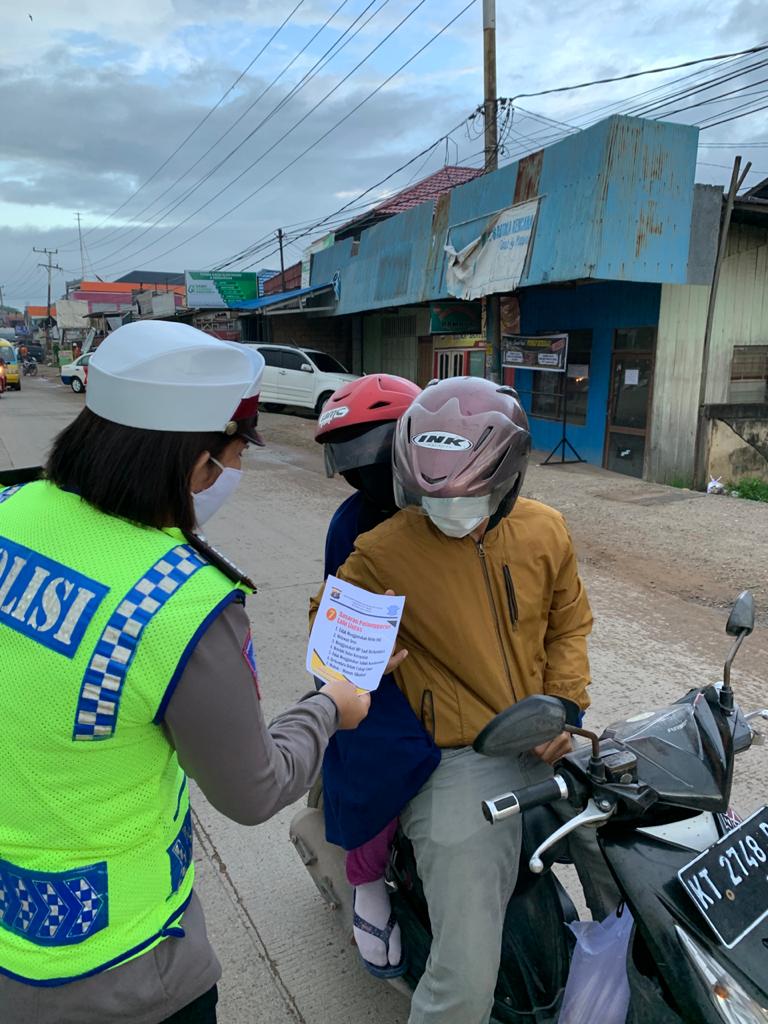 Peduli Keselamatan Berlalulintas, Satlantas Polres Kutim Berikan Himbauan Safety Riding WhatsApp Image 2020 06 25 at 10.59.00