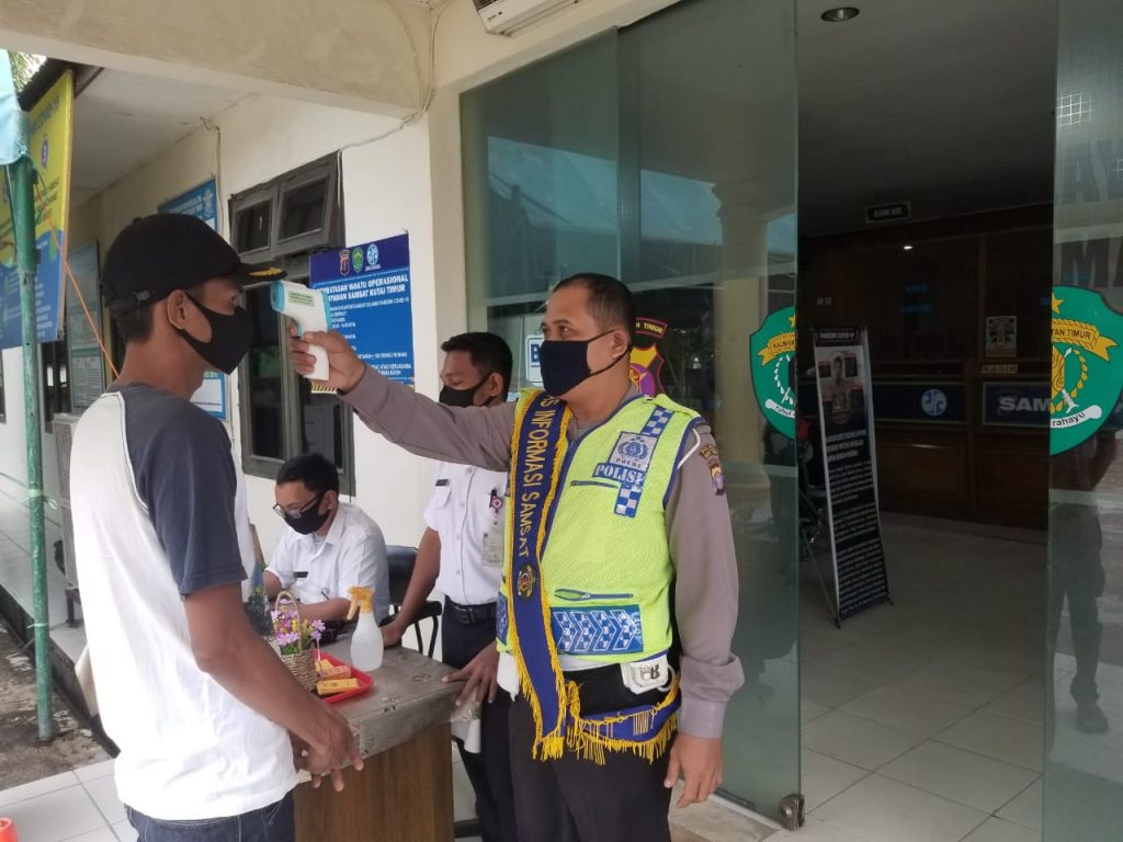 Memasuki New Normal, Polres Kutim Terapkan Protokol Kesehatan Pencegahan Covid – 19 di Ruang Pelayanan WhatsApp Image 2020 06 25 at 10.59.01