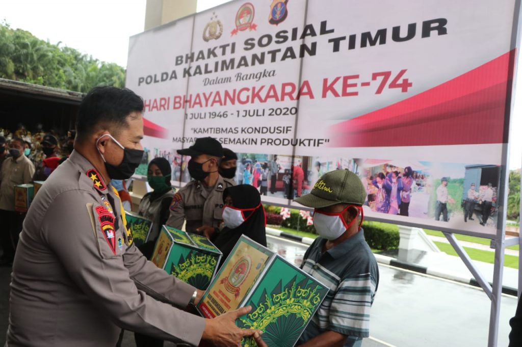 Sambut Hari Bhayangkara Ke-74, Polda Kaltim Bagikan Sembako dan SIM Gratis Untuk Masyarakat WhatsApp Image 2020 06 26 at 15.51.08