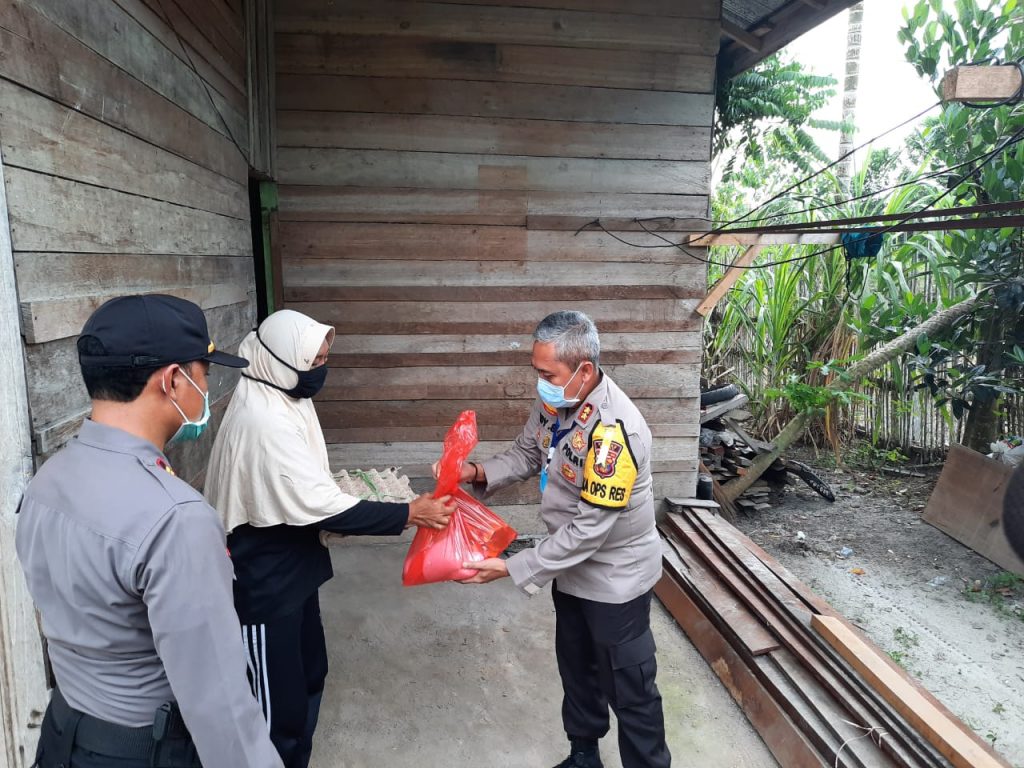 Sambut Hari Bhayangkara ke-74, Polres Berau Bagikan Paket Sembako Secara Serentak WhatsApp Image 2020 06 27 at 12.22.09
