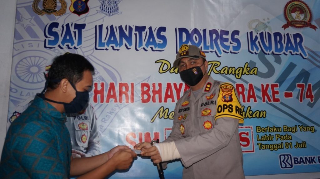 Hari Bhayangkara Ke-74, Polres Kubar Berikan Sim Gratis Bagi Warga Yang Lahir Pada 1 Juli WhatsApp Image 2020 06 29 at 16.25.12