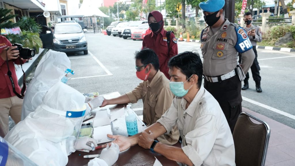 Antisipasi Penyebaran Covid-19 , Biddokkes Polda Kaltim Gelar Rapid Test Bagi Wartawan dan PJU Polresta Balikpapan WhatsApp Image 2020 06 30 at 09.21.50