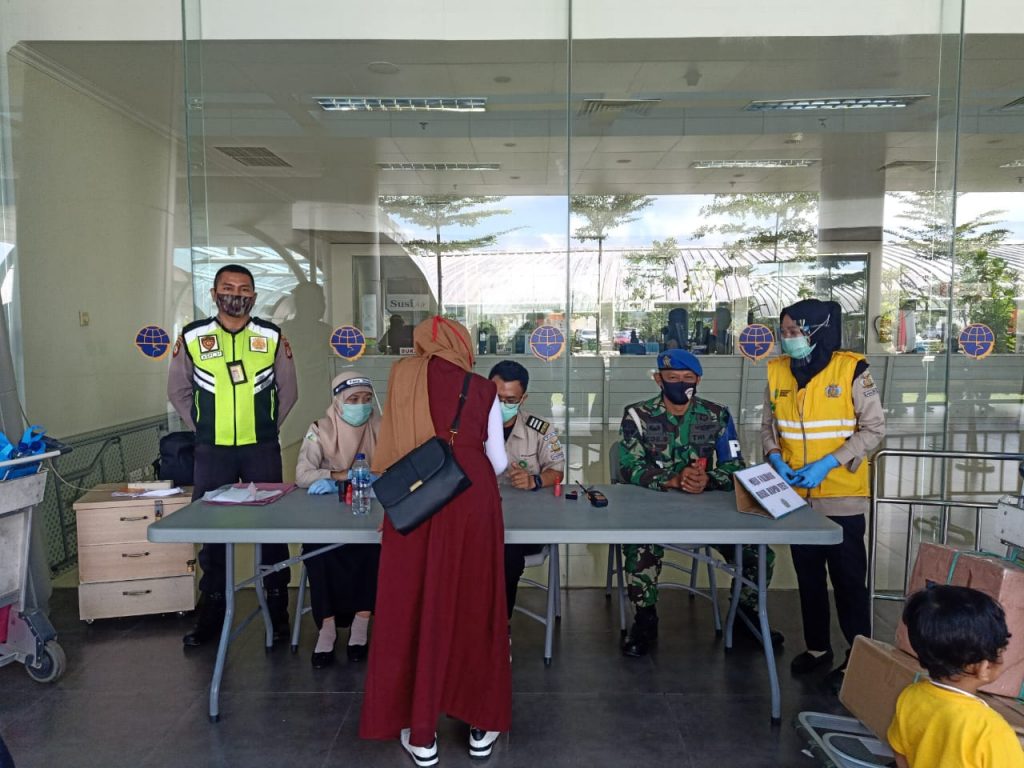 Personel Polsek Sungai Pinang Laksanakan Monitoring Penerapan Protokol Covid-19 di Bandara A.P.T Pranoto Samarinda 1 15