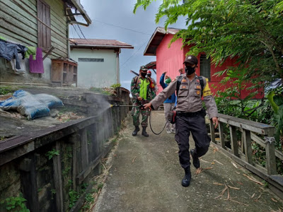 Cegah Penyebaran Covid-19, Polresta Balikpapan Semprotkan Disinfektan di Pemukiman Warga 1 4