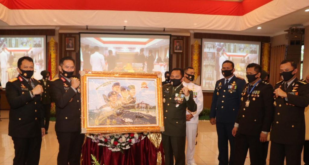 Soliditas TNI-Polri, Kapolda Kaltim Menerima Cinderamata dari Pangdam VI/Mlw di Hari Bhayangkara ke-74 10