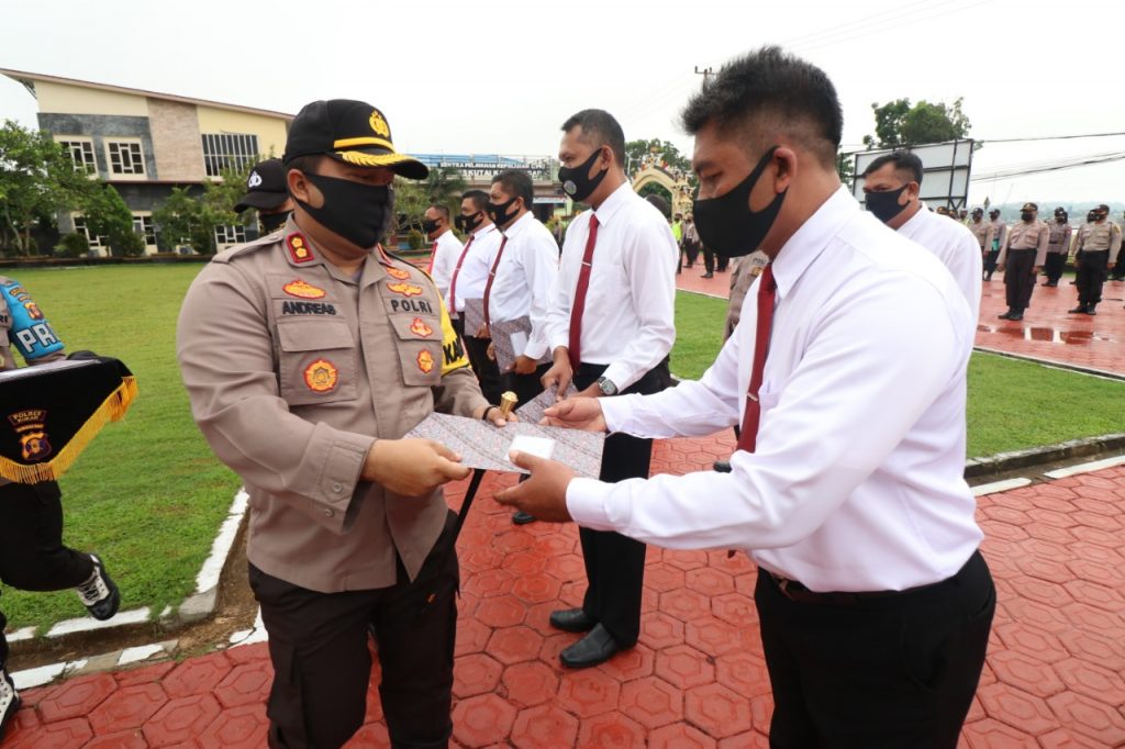 Kapolres Kukar Beri Reward Kepada 15 Personel yang Berprestasi dan Baik Dalam Kedinasan 10 13