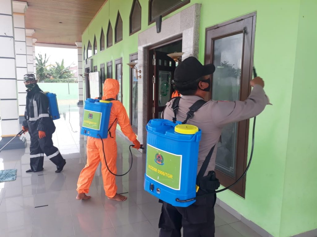 Polres Kukar Bersama Instansi Terkait Lakukan Penyemprotan Disinfektan di Masjid 11 15