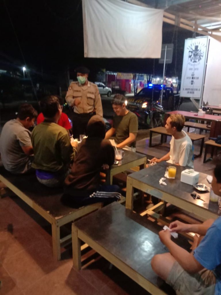Antisipasi Penyebaran Covid-19, Polsek Sungai Kunjang Giatkan Patroli Malam Hari Beri Himbauan kepada Warga 11 8