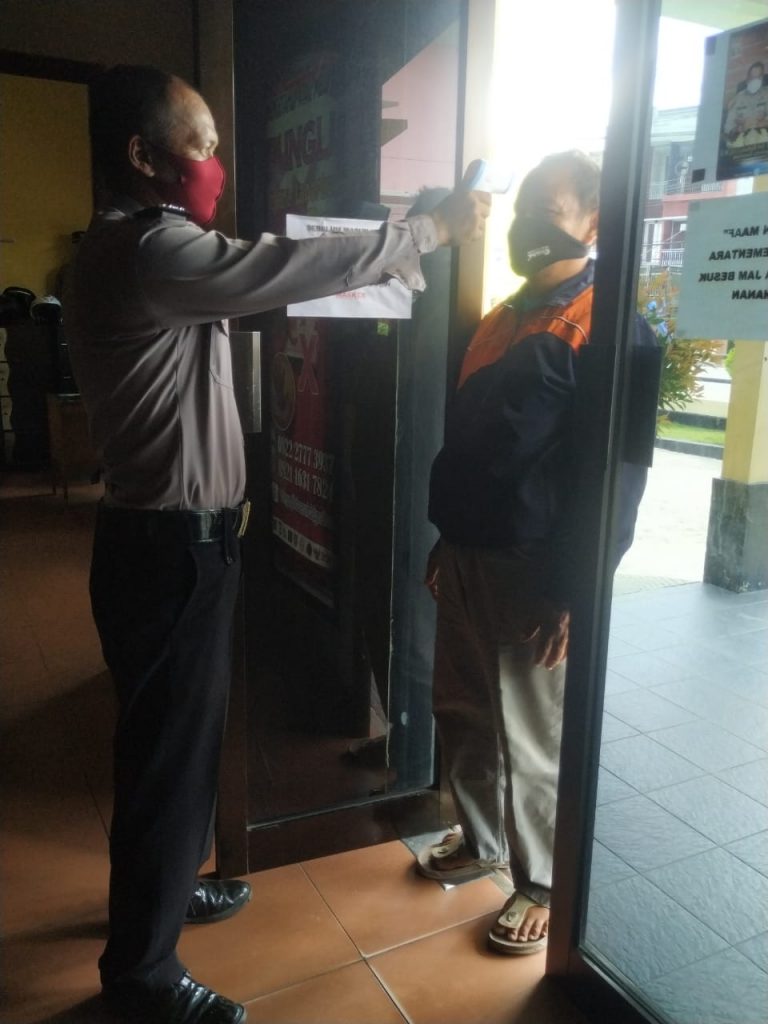 Adaptasi Kebiasaan Baru, Polsek Samarinda Seberang Terapkan Protokol Covid-19 Dalam Pelayanan 12 11