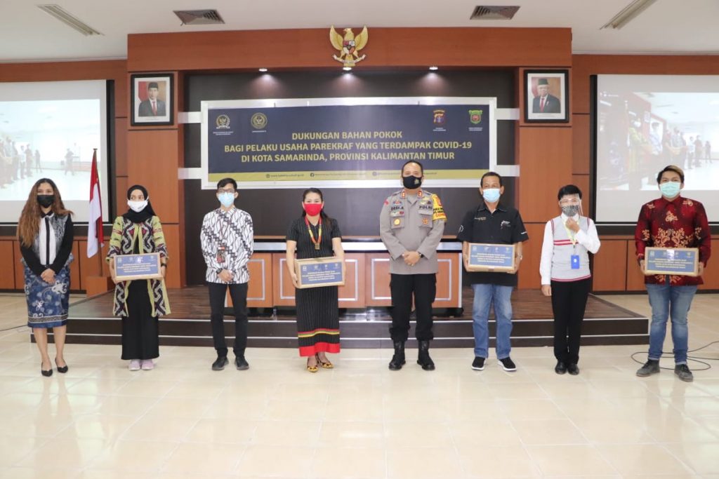 Polresta Samarinda Kawal Pendistribusian Bantuan Untuk Pekerja Pariwisata dan Ekonomi Kreatif yang Terdampak Covid-19 12 12