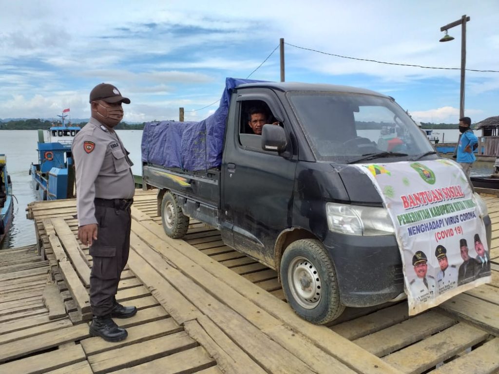 Kawal Pendistribusian BLT, Bhabinkamtibmas Polsek Sangkulirang Unjuk Aksi 12 5