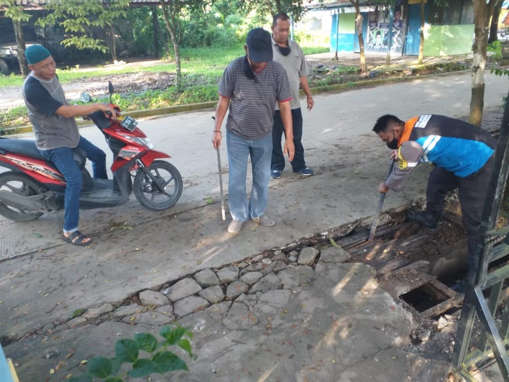 Bersama Masyarakat, Bhabinkamtibmas Kelurahan Loa Bakung Laksanakan Gotong Royong 12 9