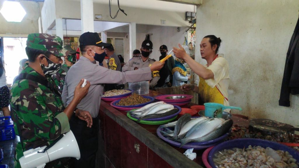 Soliditas Tiga Pilar Sungai Pinang, Beri Edukasi dan Himbauan Terkait Protokol Kesehatan di Pasar 13 11