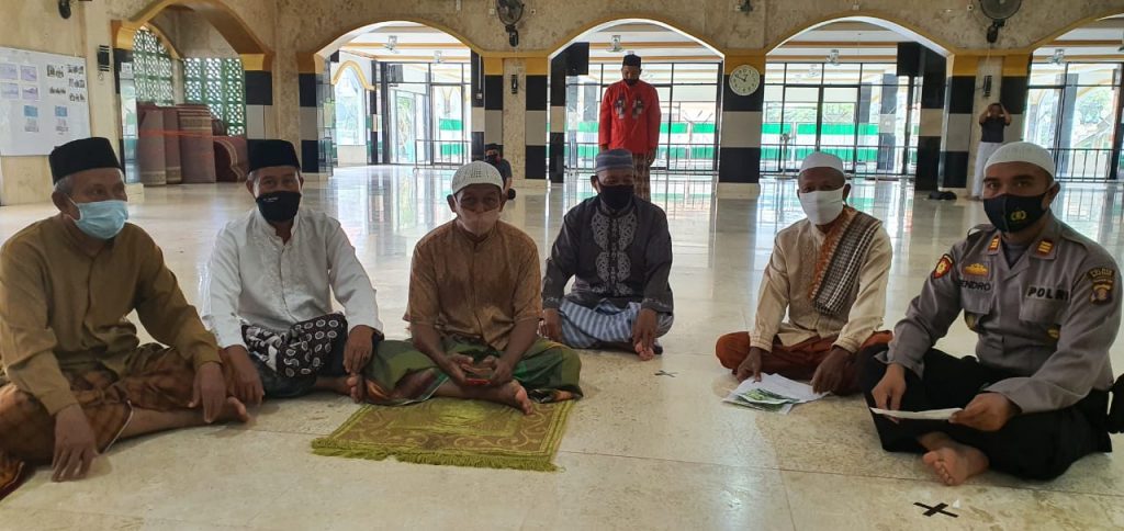 Jelang Pilkada 2020, Kapolsek Bontang Selatan Silaturahmi dengan Tokoh Agama Serta Himbau Terkait Protokol Covid-19 16 6