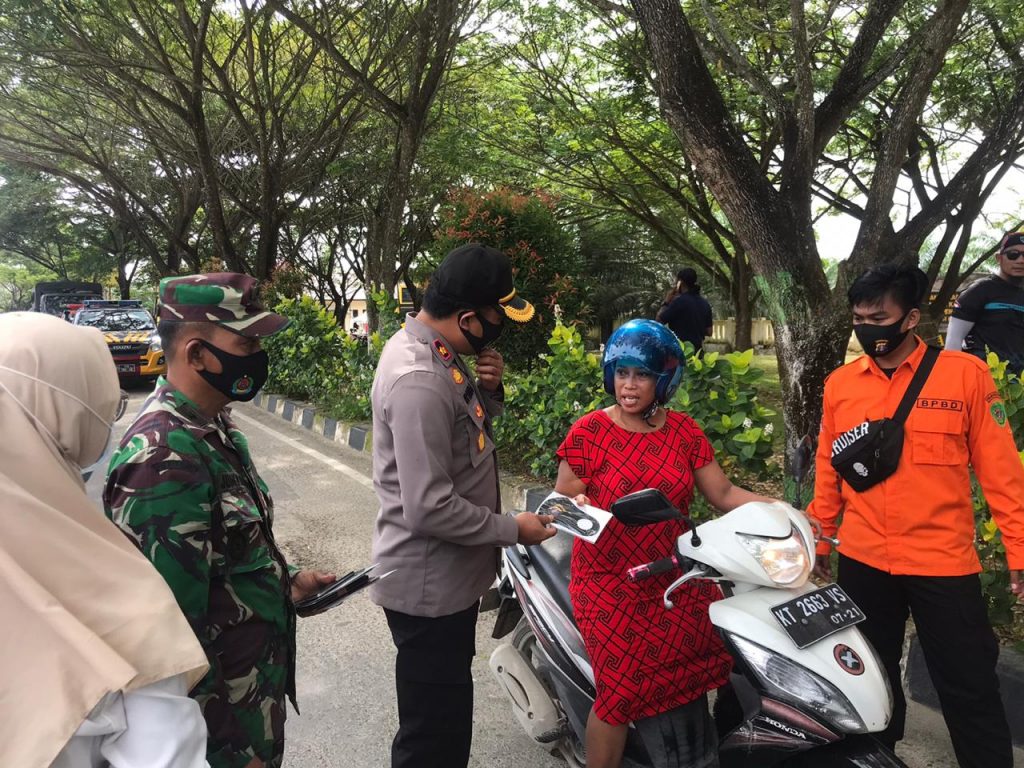 Tekan Penyebaran Covid-19, Gugus Tugas Kabupaten PPU Bagikan Masker kepada Pengendara 16 8