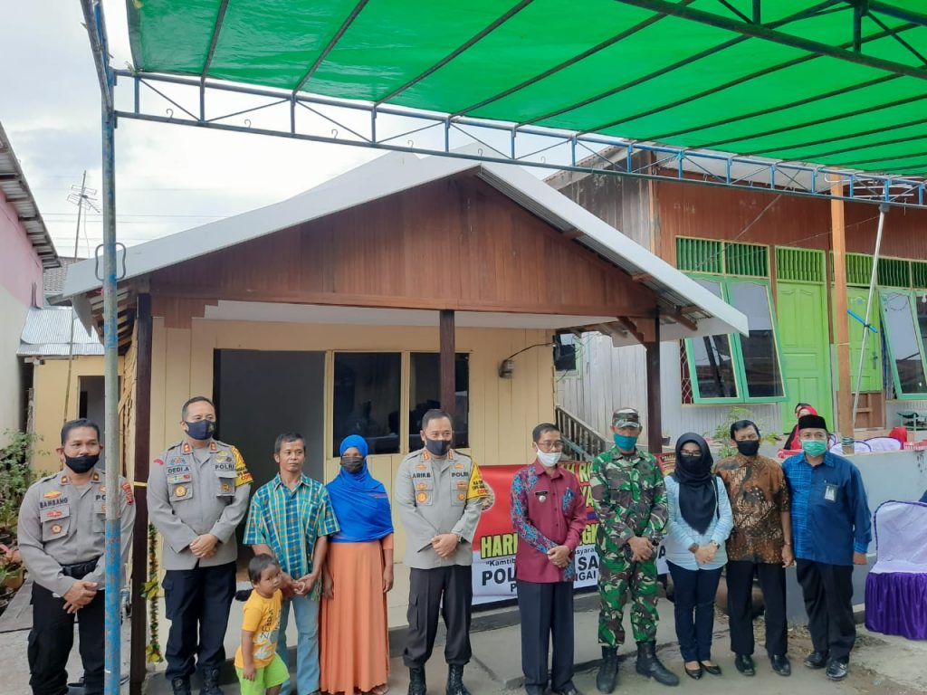 Dalam Rangka Hari Bhayangkara ke-74, Polresta Samarinda Berikan Bantuan Program Bedah Rumah 17 1