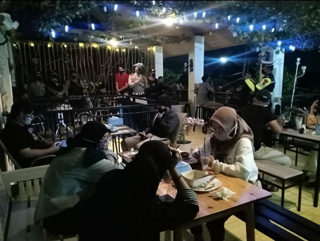Sosialisasikan Protokol Kesehatan, Polres Paser Laksanakan Patroli Gabungan 2 14