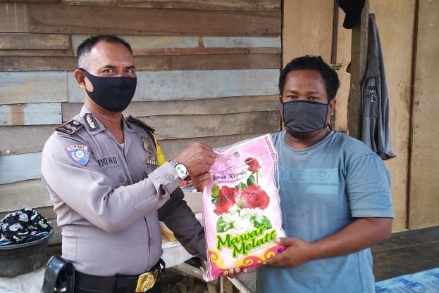 Peduli Dampak Covid-19, Bhabinkamtibmas Kariangau Berikan Bantuan Sembako Kepada Warganya 2 3