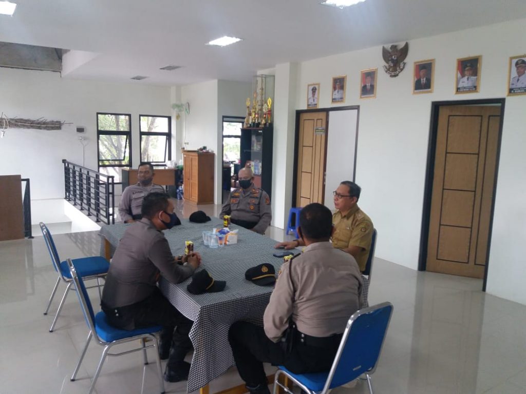 Pererat Silaturahmi, Kapolsek Samarinda Ulu Melakukan Sambang kepada Lurah Dadi Mulya 20 11