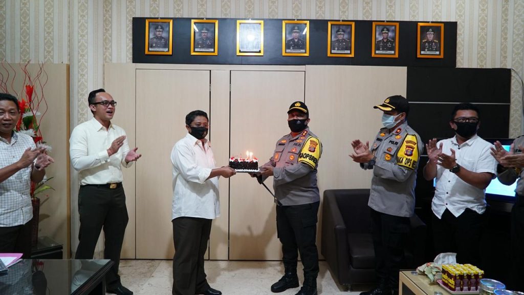 Kapolres Kukar Beri Kejutan dan Ucapan kepada Kejari di Hari Bhakti Adhyaksa ke-60 20 9