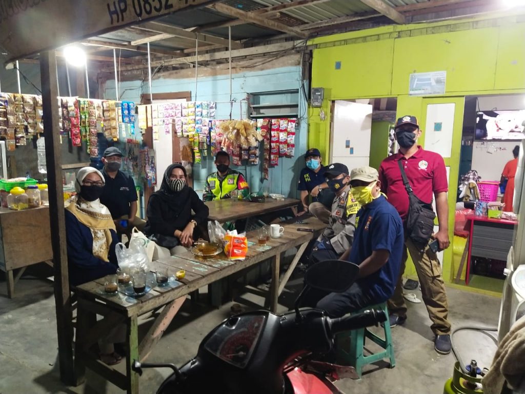 Bhabinkamtibmas Karang Asam Ulu Beri Himbauan Protokol Covid-19 kepada Pedagang dan Pengunjung Pasar Malam 21 11